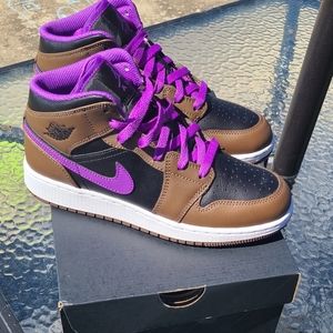 Air Jordan 1 Mids Size 6 Big Kids